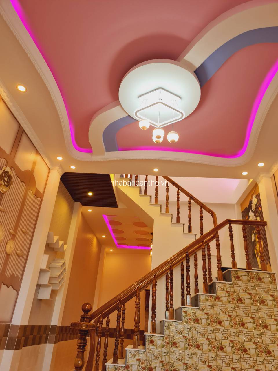 NHÀ LẦU MỚI HẺM THỜI TRANG