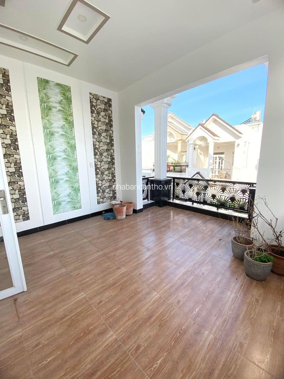 Bán nhà một trệt hai lầu khu vực an ninh, hiện đại đầy đủ tiện nghi 
