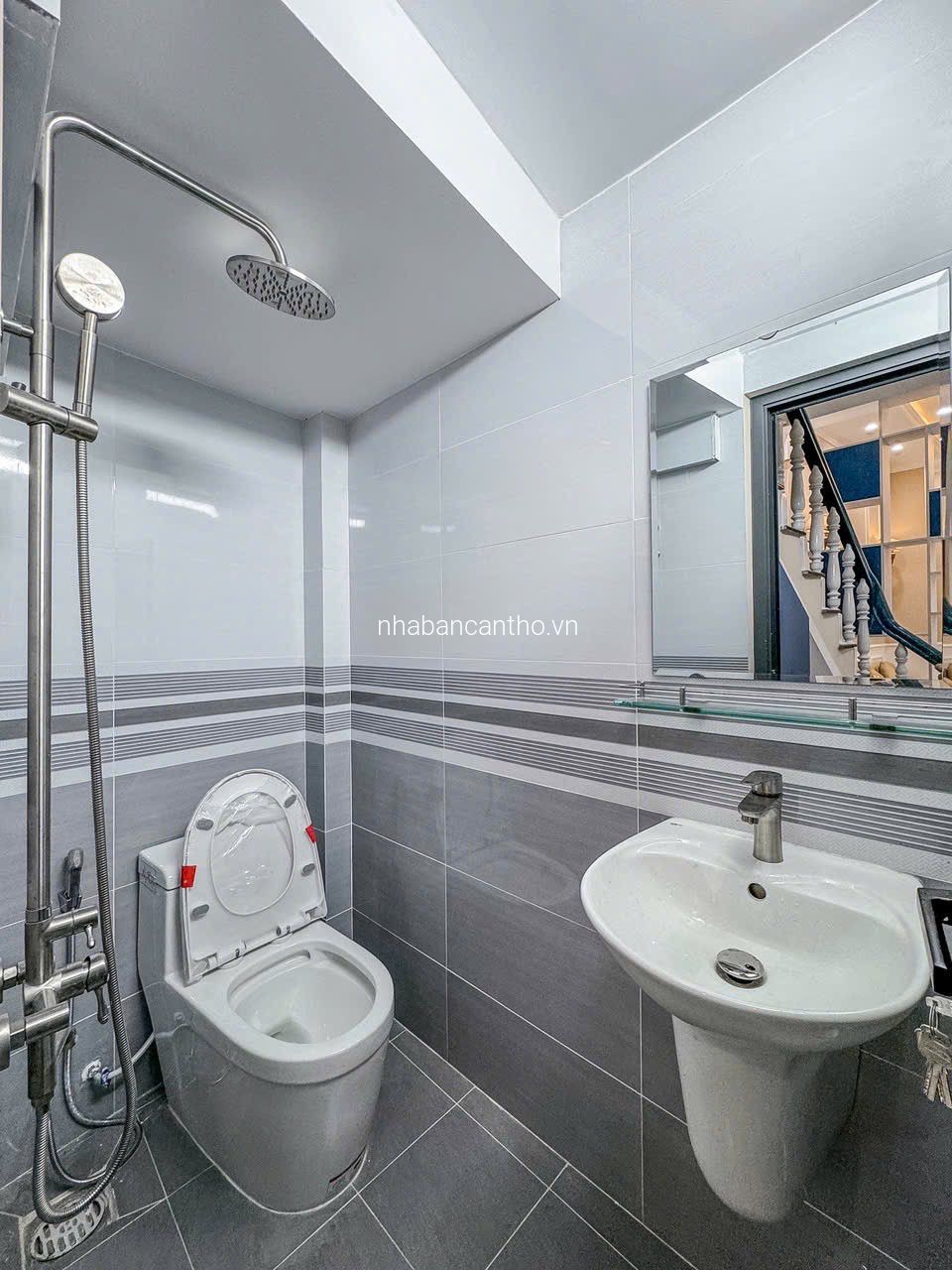 NHÀ LẦU GIÁ RẺ CÁCH CHỢ CẦU VÁN 200M